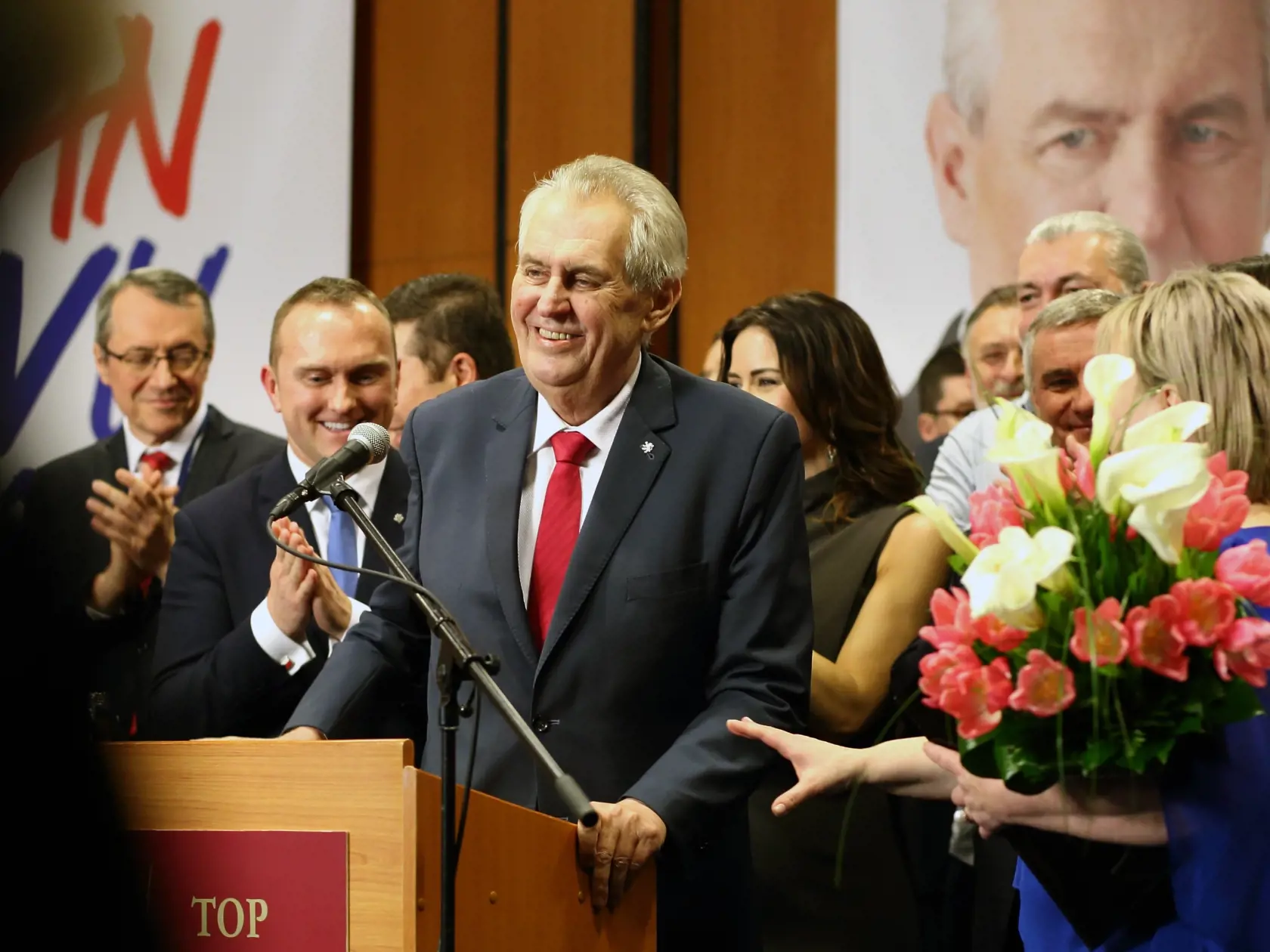 Na snímke prezidentské voľby v Čechách. Situácia vo volebnom štábe prezidenta Miloš Zeman.