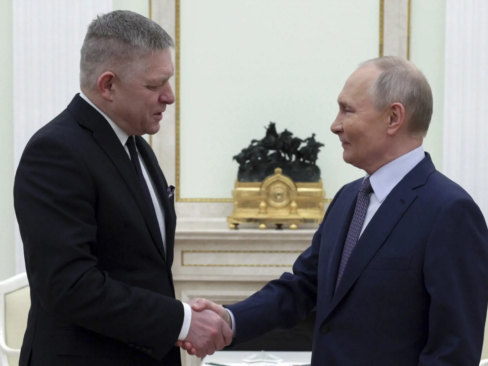 Ruský prezident Vladimir Putin (vpravo) a slovenský premiér Robert Fico počas stretnutia v Moskve 22. decembra 2024.