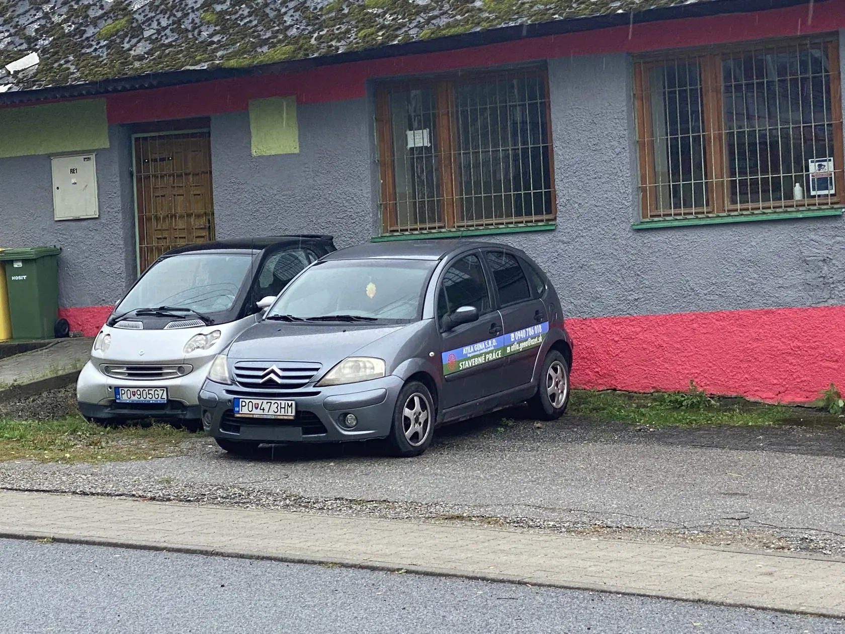 V obci po Atillovi Géňovi zostalo viacero áut s polepmi s jeho menom.