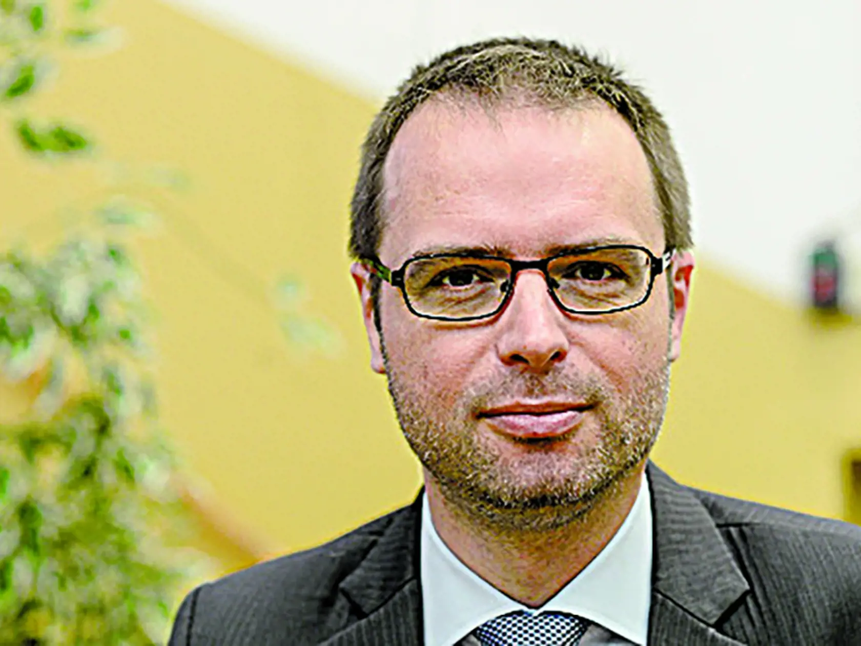 Tomáš Szalay - analytik stredoeurópskeho inštitútu pre zdravotnú politiku (HPI) - „Absurdná situácia. Odhad výpadku financií v zdravotníctve bol pre všetky tri poisťovne cca 200 miliónov eur. A teraz ideme dávať 300 miliónov jednej?“