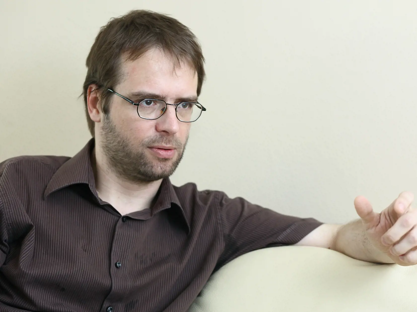 Tomáš Szalay - analytik stredoeurópskeho inštitútu pre zdravotnú politiku (HPI) - „Absurdná situácia. Odhad výpadku financií v zdravotníctve bol pre všetky tri poisťovne cca 200 miliónov eur. A teraz ideme dávať 300 miliónov jednej?“