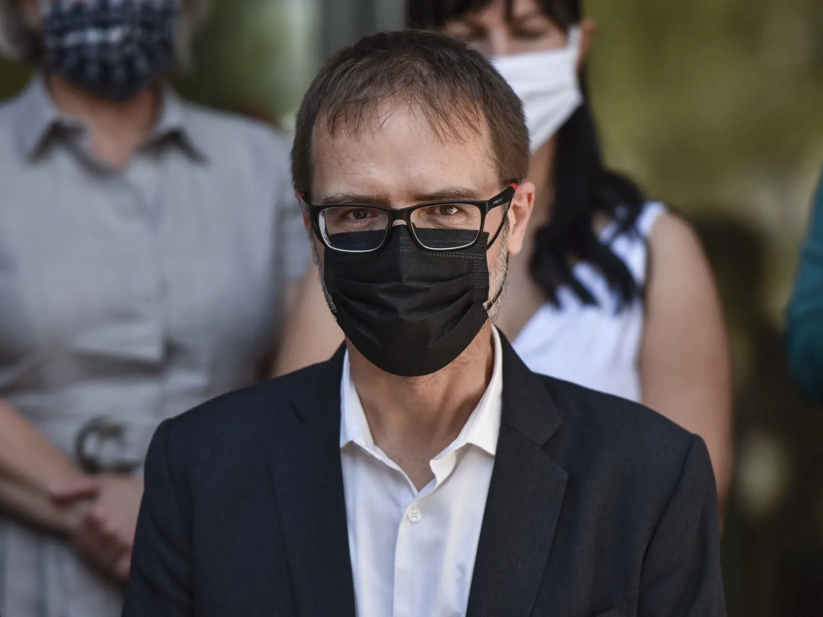 Tomáš Szalay - analytik stredoeurópskeho inštitútu pre zdravotnú politiku (HPI) - „Absurdná situácia. Odhad výpadku financií v zdravotníctve bol pre všetky tri poisťovne cca 200 miliónov eur. A teraz ideme dávať 300 miliónov jednej?“
