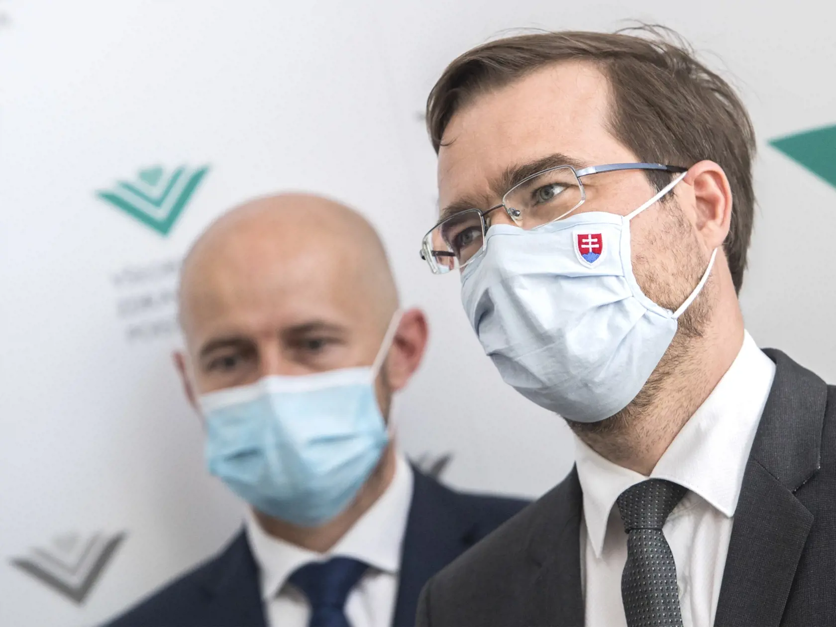 Na snímke vľavo nový generálny riaditeľ Všeobecnej zdravotnej poisťovne (VŠZP) Richard Strapko a vpravo minister zdravotníctva SR Marek Krajčí počas brífingu s novinármi 6. mája 2020 v Bratislave. FOTO TASR - Martin Baumann