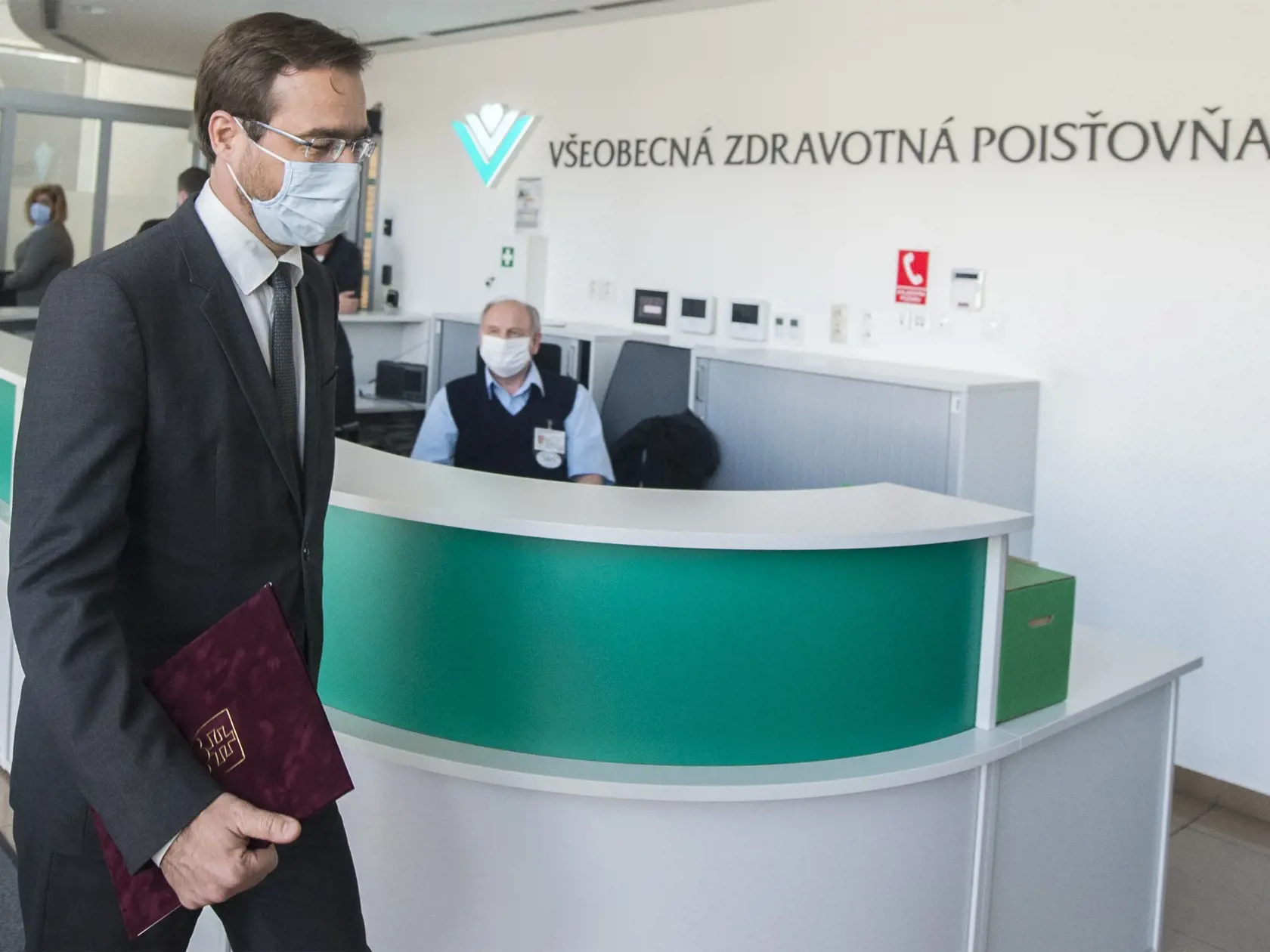 Na snímke minister zdravotníctva SR Marek Krajčí prichádza na brífing s novinármi 6. mája 2020 v Bratislave. Všeobecnú zdravotnú poisťovňu (VšZP) povedie Richard Strapko. V stredu o tom na pôde štátnej zdravotnej poisťovne, ktorej 100-percentným akcionárom je Ministerstvo zdravotníctva (MZ) SR, informoval šéf rezortu Marek Krajčí. FOTO TASR - Martin Baumann