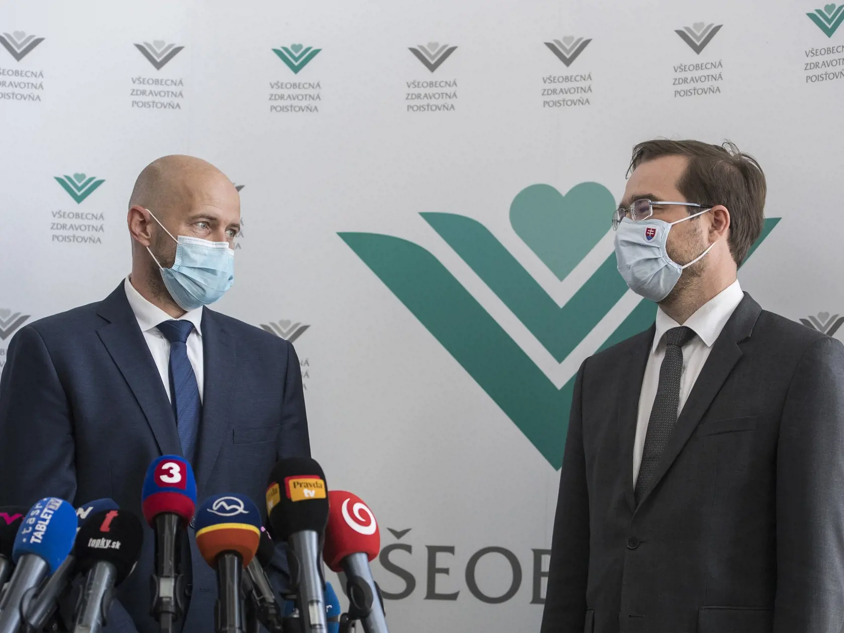 Na snímke vľavo nový generálny riaditeľ Všeobecnej zdravotnej poisťovne (VŠZP) Richard Strapko a vpravo minister zdravotníctva SR Marek Krajčí počas brífingu s novinármi 6. mája 2020 v Bratislave. FOTO TASR - Martin Baumann