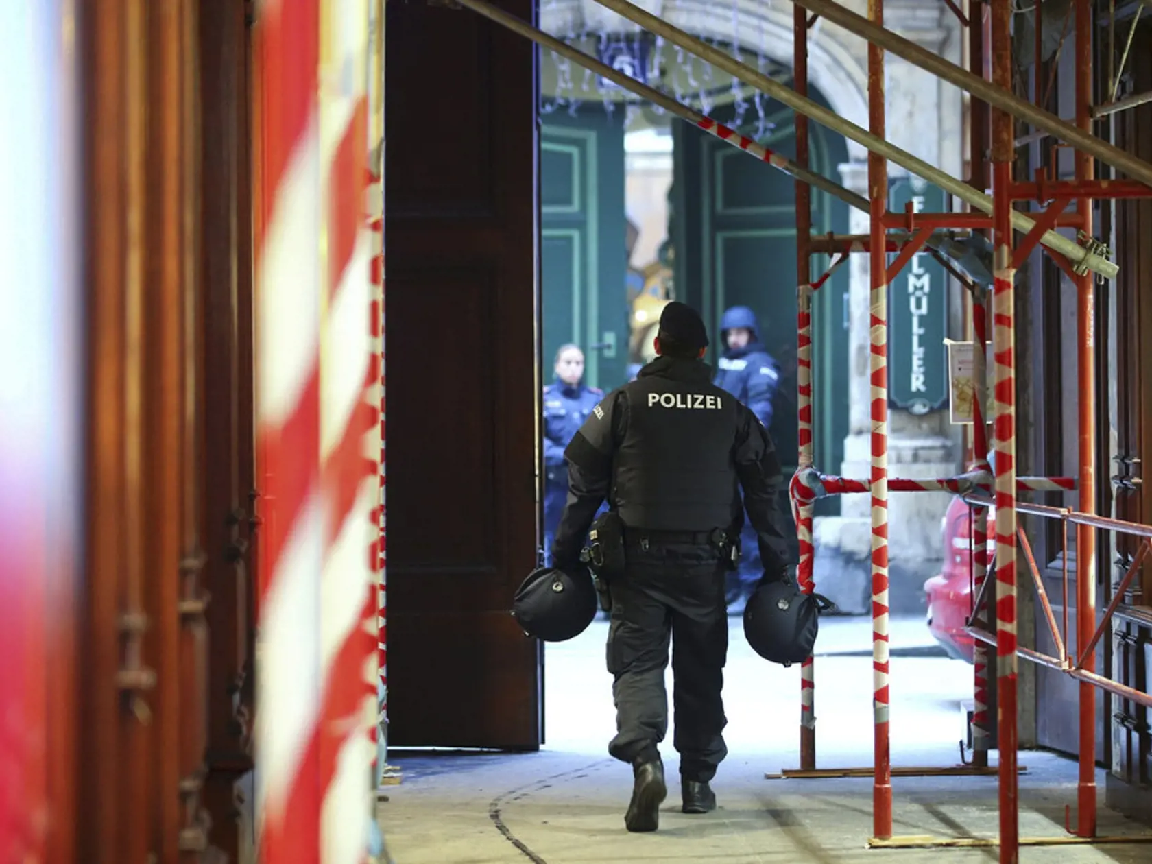 Pri streľbe zomrel jeden z dvojice kriminálnikov, druhý vyviazol s ťažkými zraneniami.
