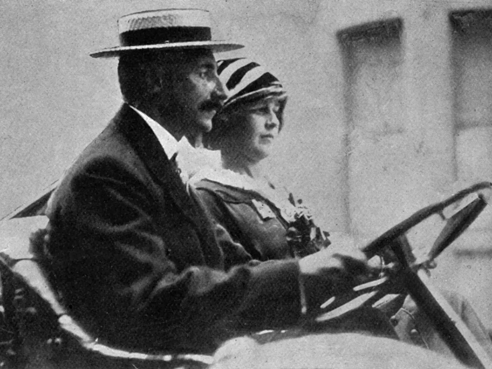 John Jacob Astor so svojou mladou manželkou, ktorá sa z Titanicu zachránila.