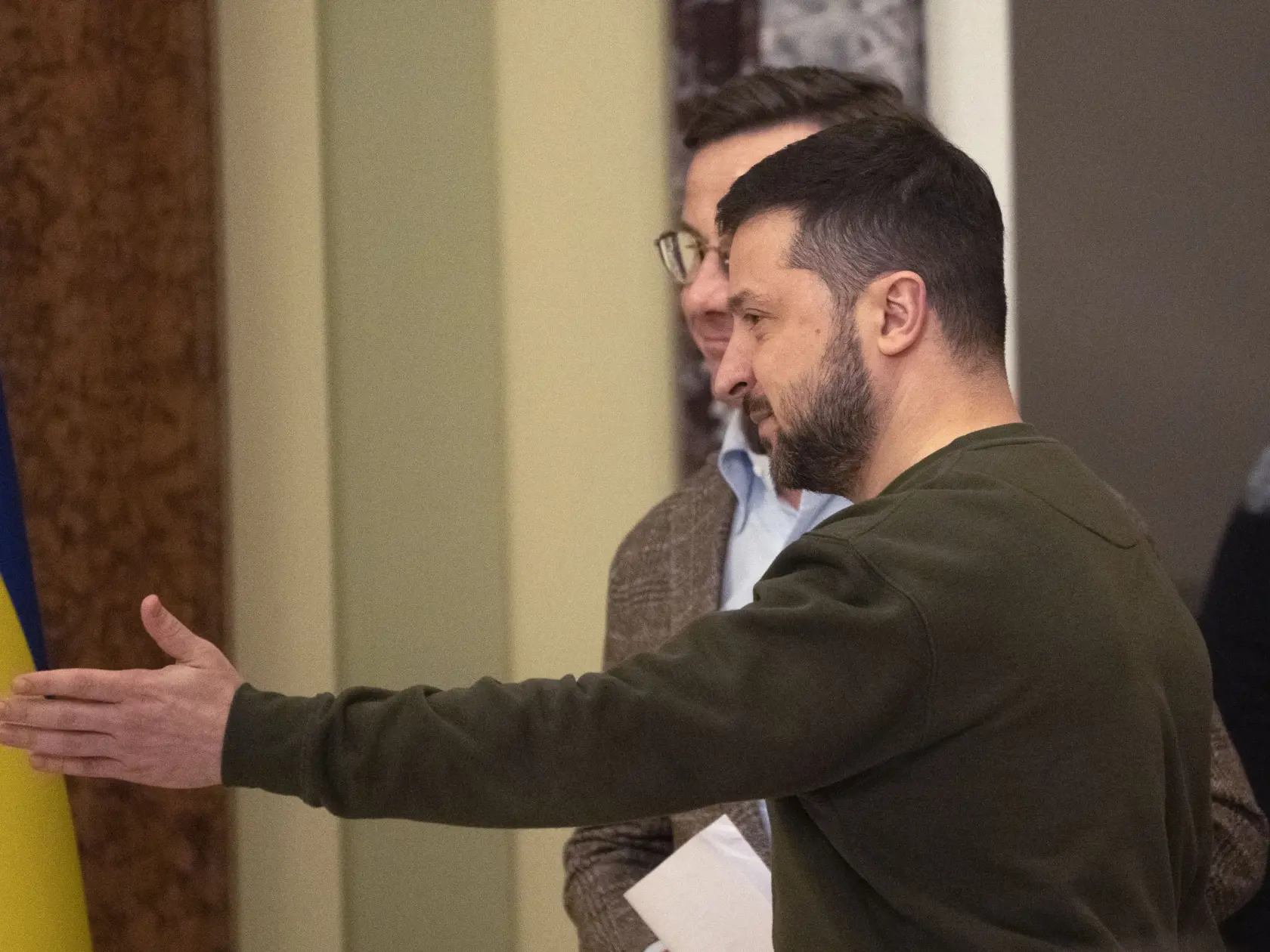 WA 2 Kyjev - Ukrajinský prezident Volodymyr Zelenskyj (vpravo) a švédsky premiér Ulf Kristersson prichádzajú na spoločnú tlačovú konferenciu v Kyjeve v stredu 15. februára 2023. FOTO TASR/AP 

 
Ukrainian President Volodymyr Zelenskyy, right, and Swedish Prime Minister Ulf Kristersson arrive to hold a joint news conference in Kyiv, Ukraine, Wednesday, Feb. 15, 2023. (AP Photo/Efrem Lukatsky)