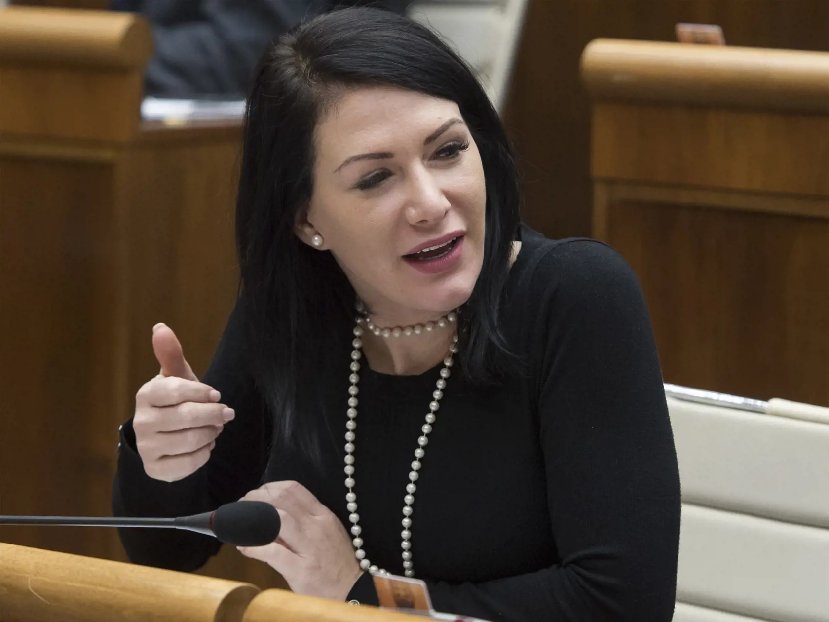 Jana Bittó Cigániková (SaS) hovorí, že návrh nepodporí. „Považujem to za fatálne zlý krok, ktorý spôsobí obrovské systémové výpadky na jednej strane a nadmerné plytvanie štátnej poisťovne na strane druhej. Chuť koaličných partnerov dotovať z daní všetkých občanov len štátne, často menej efektívne inštitúcie, je pre mňa nepochopiteľná,“ uviedla Jana Cigániková (SaS).