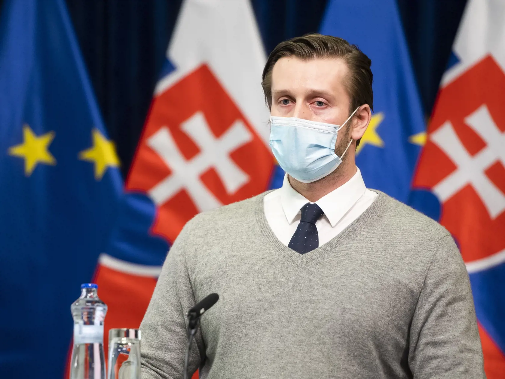 Martin Smatana, bývalý riaditeľ Inštitútu zdravotnej politiky
Koronakríza sa logicky dotkla všetkých poisťovní, nielen VšZP. Myslím si, že pokiaľ sa nedofinancuje sektor aj cez platbu za poistencov štátu, ktorá pôjde všetkým poisťovniam, tak sa môže ohroziť starostlivosť takmer pre 40 % občanov (poistencov ostatných poisťovní). Je známe, že oslabenie súkromných poisťovní je agendou oboch ministerstiev, ale takéto veľké kroky treba vykonávať po verejnej diskusii, s jasným harmonogramom, plánom či dopočítaním hodnoty za peniaze. Rozhodne nie takto na „piráta“. Riskujeme totiž, že obeťou politickej agendy budeme my všetci. Toto považujem za extrémne nezodpovedné.
