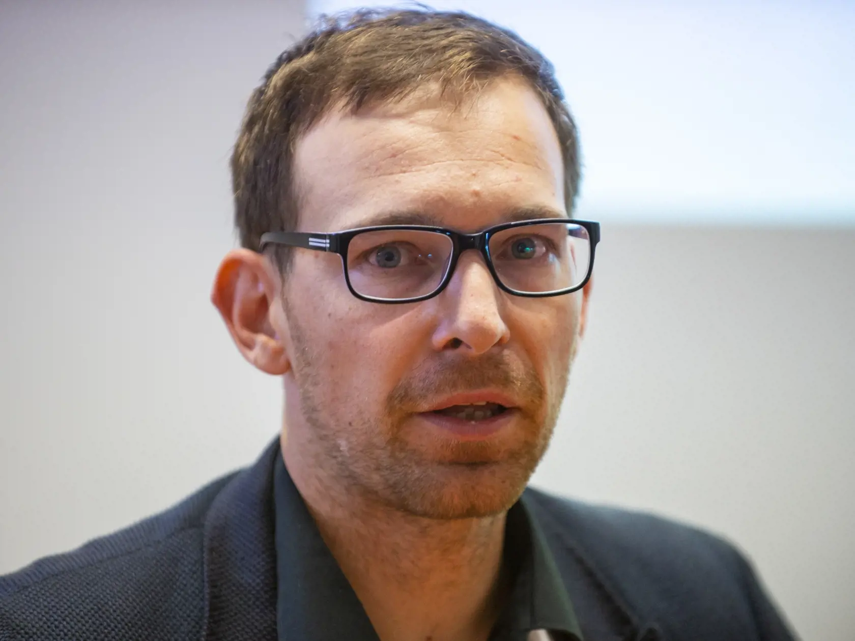 Martin Vlachynský, Inštitút ekonomických a spoločenských analýz
Vnímam to ako 15 rokov trvajúcu snahu zaviesť monopol štátnej poisťovne, o ktorej snívali Ficove vlády, a zdá sa, že táto vláda plynulo prechádza a preberá od nich túto agentu. Ak budeme dotovať 300 miliónmi jednu štátnu poisťovňu, tak tie súkromné to nemôžu donekonečna vydržať, pokiaľ budete takto zásadne zvýhodňovať ich konkurenta. Suma 300 miliónov je vytiahnutá úplne z päty, strata bude v desiatkach miliónoch eur.