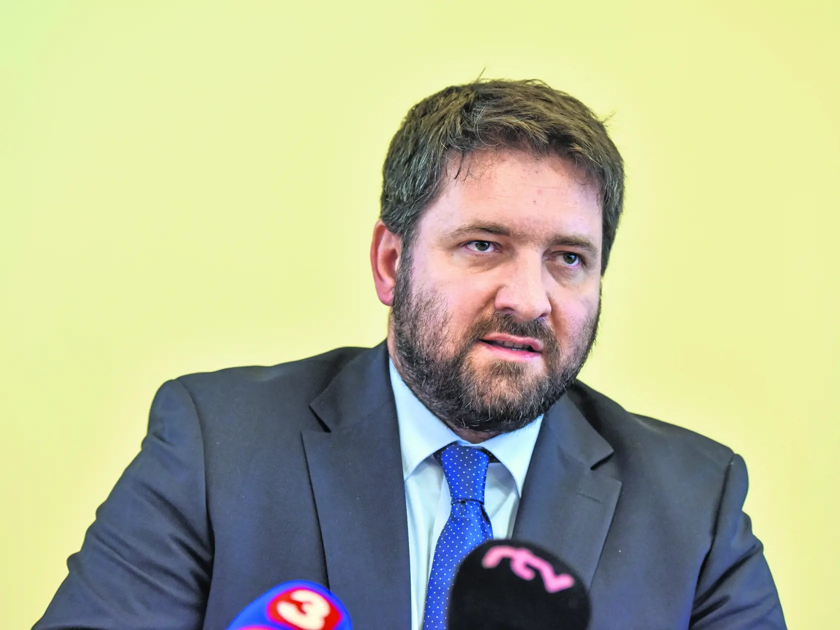 Dušan Zachar, analytik INEKO
Návrh na navýšenie základného imania VšZP o kolosálnych 300 miliónov eur, ktorý je predložený na vláde, predstavuje neprimeraný zásah štátu do fungovania pluralitného systému verejného zdravotného poistenia na Slovensku. Ak by vláda týmto spôsobom chcela v dôsledku výpadku príjmov pre koronakrízu dofinancovať len VšZP a zároveň chcela sanovať jej tohtoročnú stratu, tak tým okrem nerovného diskriminačného prístupu k zdravotným poisťovniam hádže cez palubu vyše 40 percent občanov, ktorí sú poistení v súkromných zdravotných poisťovniach, čo môže byť vyhodnotené ako protiprávny postup.