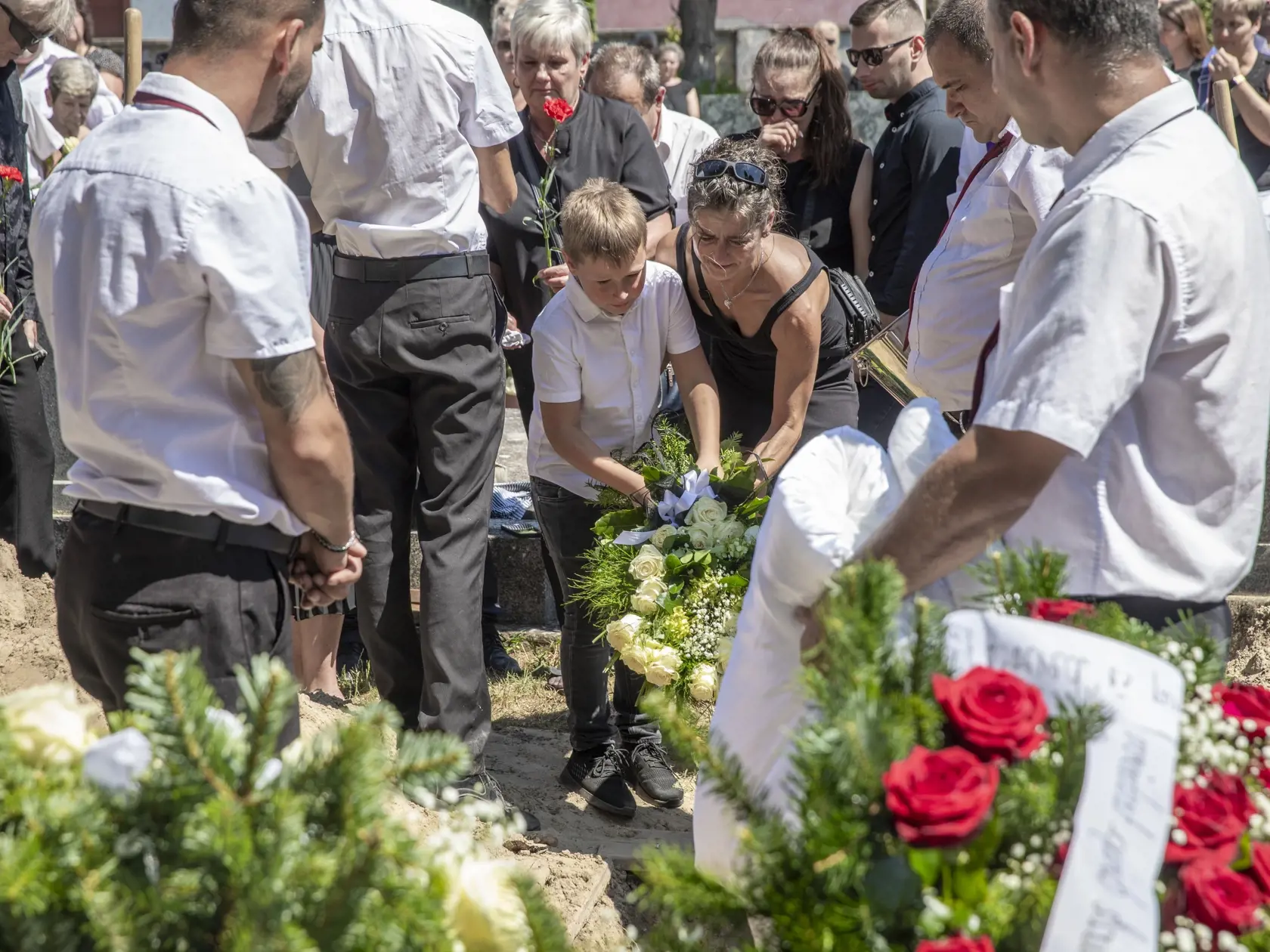 Na snímke je pohreb mladej ženy v Štúrove. Hádzanárke Cyntii, ktorú našli zabalenú v igelite, dnes povedali posledné zbohom.