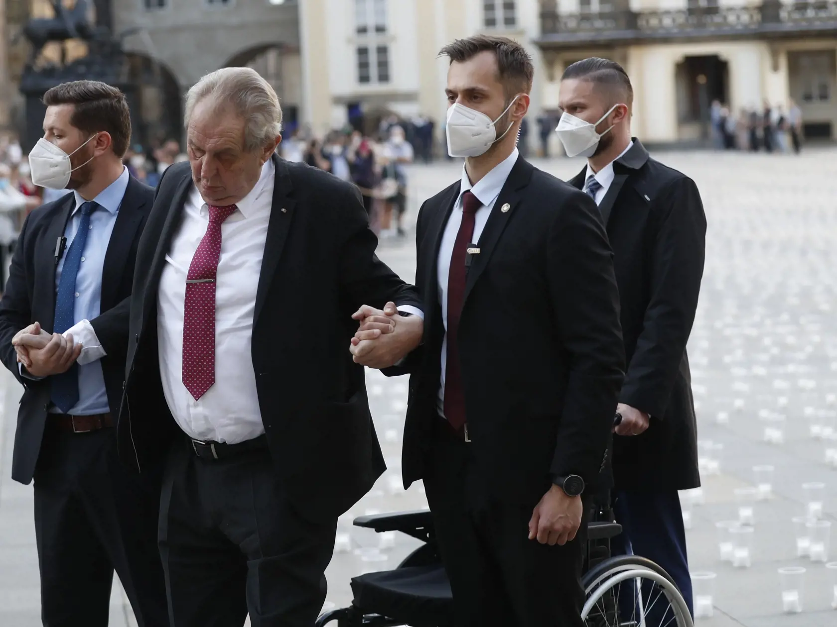 Český prezident Miloš Zeman sa chystá zapáliť prvú z 30.000 sviečok na pamiatku obetí pandémie koronavírusu na Pražskom hrade 10. mája 2021.