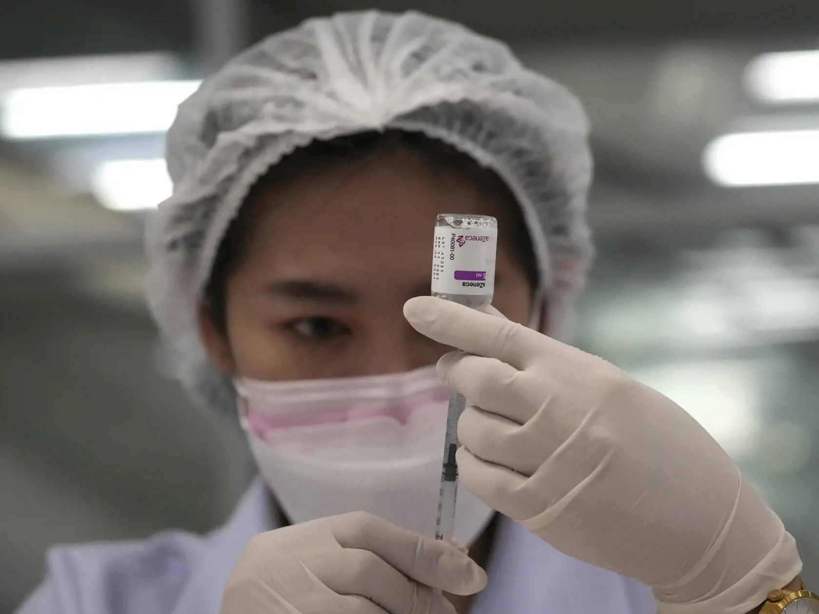 Na snímke zdravotníčka pripravuje vakcínu spoločnosti AstraZeneca proti ochoreniu COVID-19 v vo vakcinačnom centre v thajskom Bangkoku 22. júla 2021.