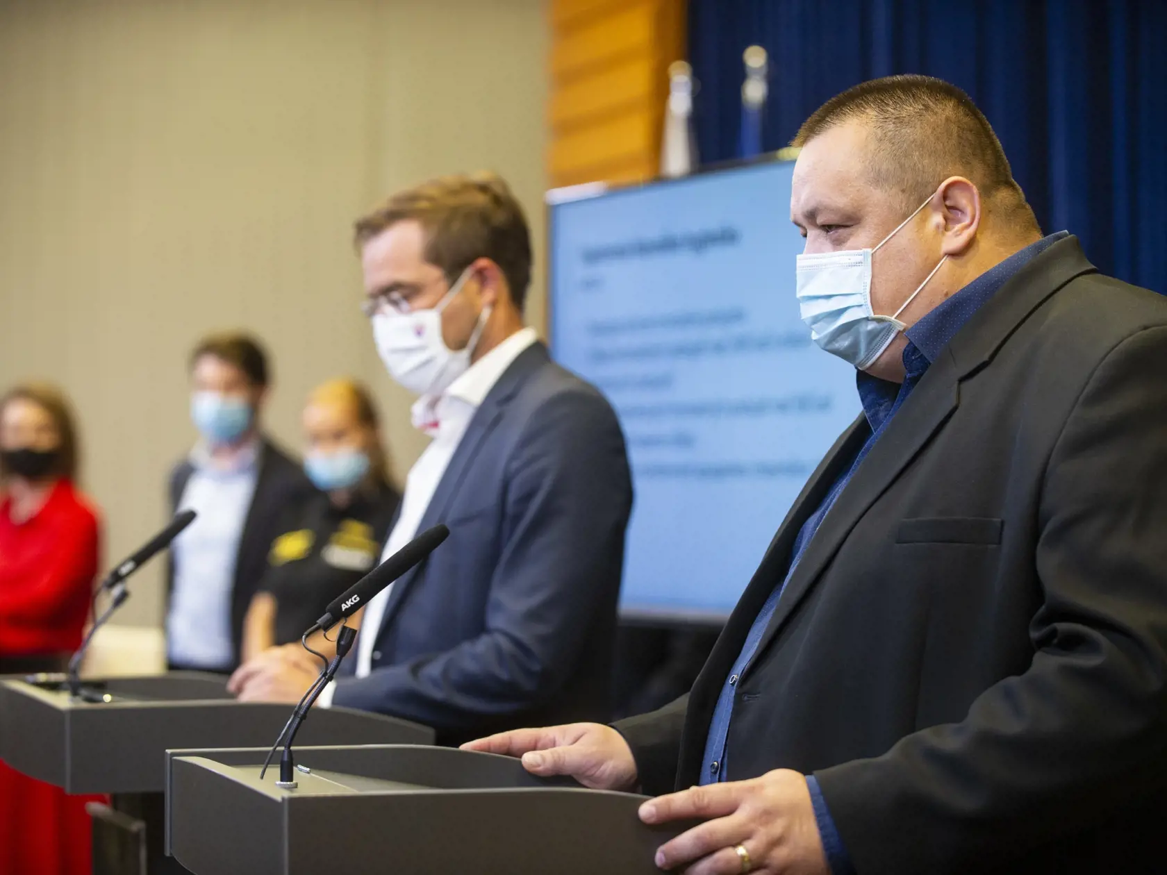 Minister zdravotníctva Marek Krajčí a hlavný hygienik SR Ján Mikas.