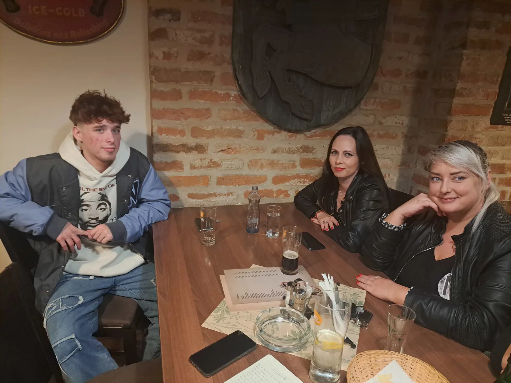 „Latinčina bola taká strašidelná,“ priznáva Dean vľavo. S duchmi sa snažia hovoriť jednoduchou rečou, nepoužívajú neznáme výrazy, aby im rozumeli. S duchmi sa už rozprávali po maďarsky a dostali odpoveď po slovensky alebo naopak. Odpovedali im už aj po česky, rusky, či latinsky.