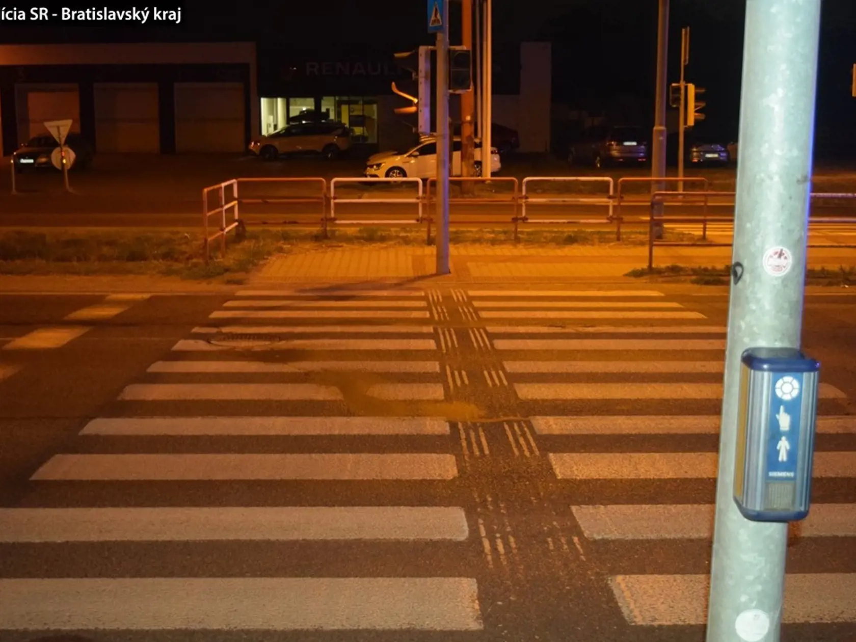 18-ročná chodkyňa utrpela ťažké zranenia, s mnohopočetnými zraneniami bola prevezená do nemocnice.