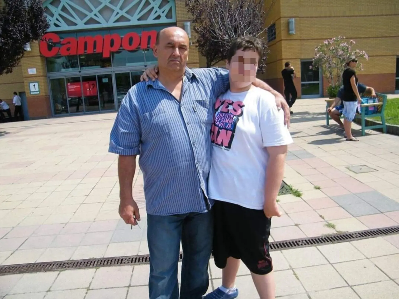 Stano s najmladším synom Kristiánom. Chlapec má zdravotné problémy. Otec mu bol obrovskou oporou, teraz na všetko ostal sám s mamou.