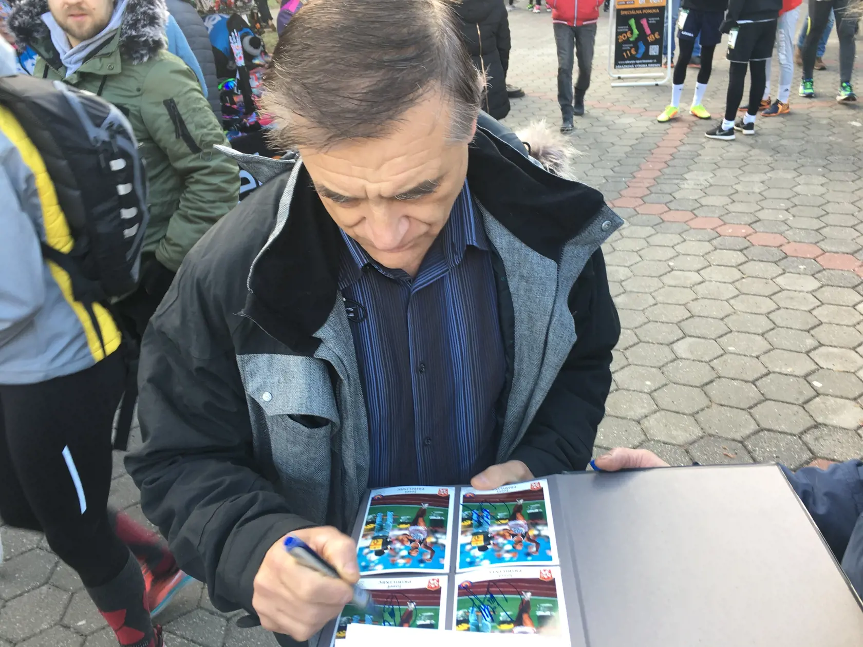 V Lučenci rozdával aj autogramy.