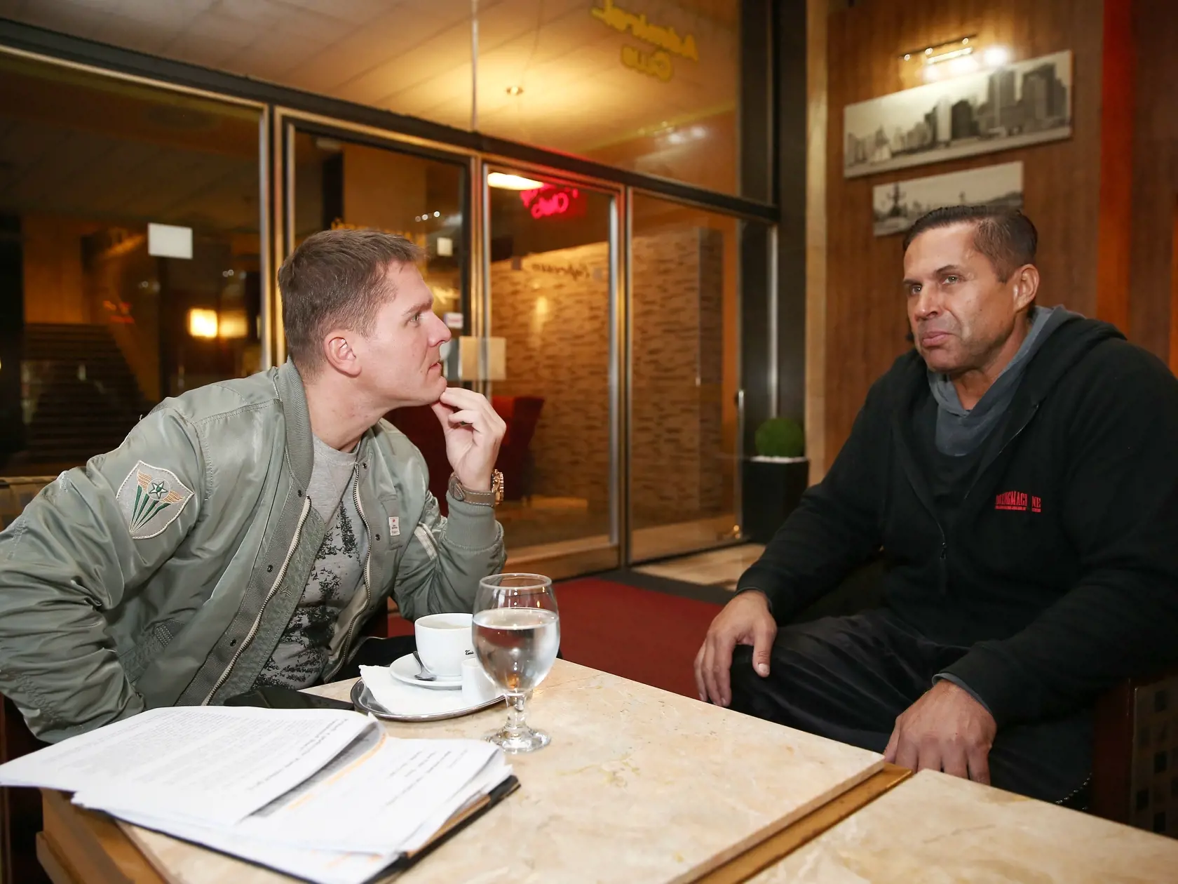 Novinár Ivan Mego pri nahrávaní rozhovoru s Reichelom. (archívne foto)