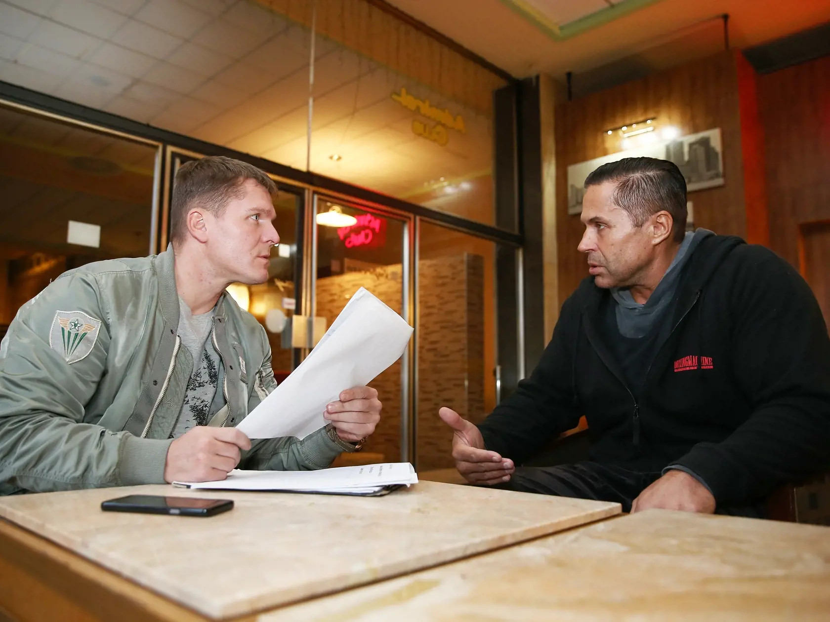 Novinár Ivan Mego pri nahrávaní rozhovoru s Reichelom. (archívne foto)