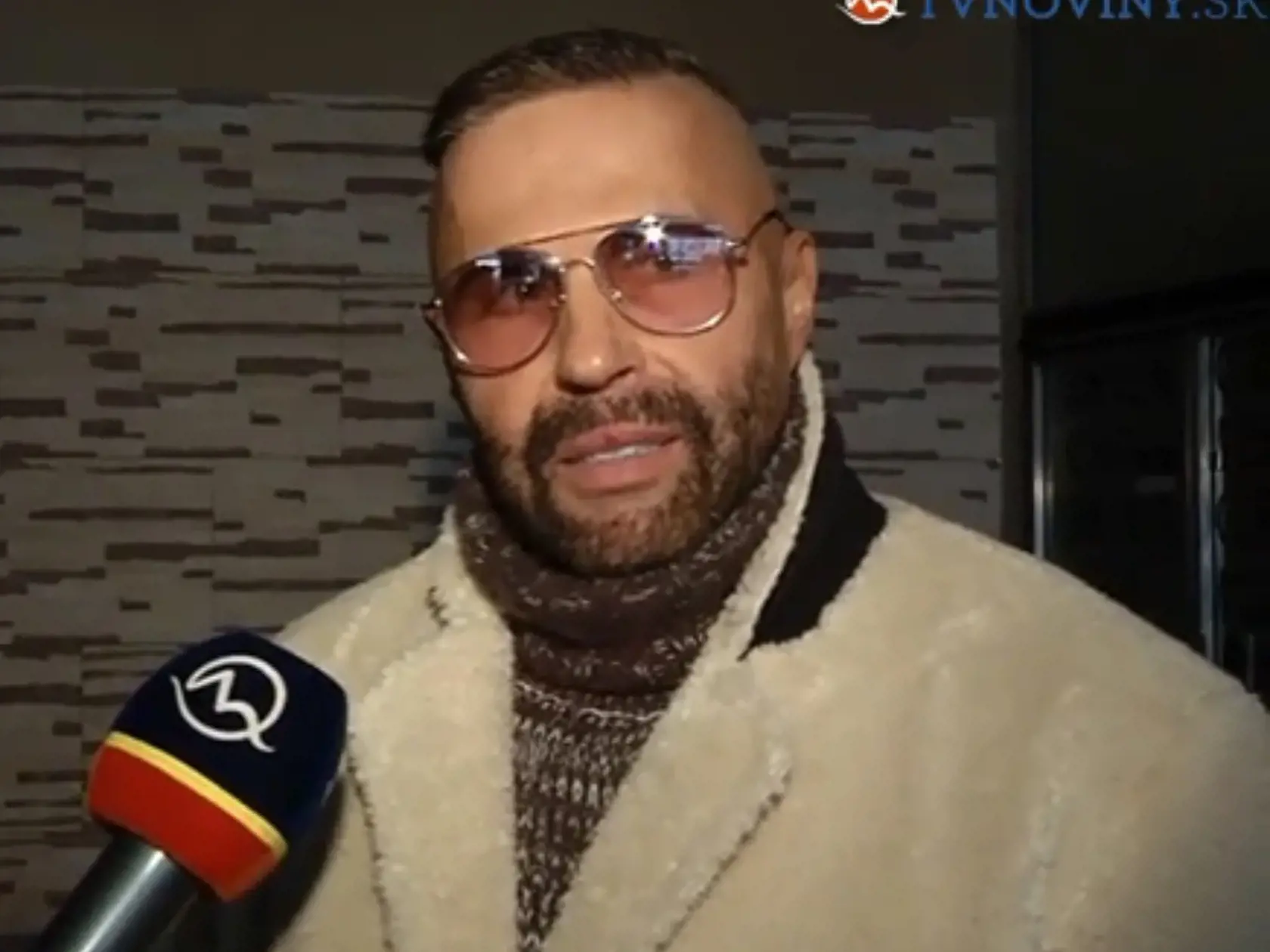 Reichel dbá o to, čo si oblečenie. Má rád kabáty svetlej farby, zrejme aj preto prišiel na pohreb Gála v jednom z nich. (archívne foto)