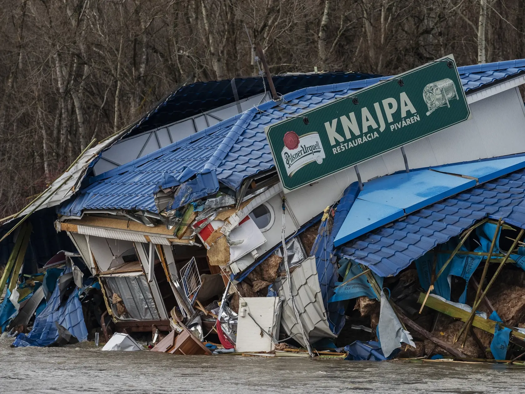 Pri bratislavskom nákupnom centre Eurovea došlo k odtrhnutiu pontónu s reštauráciou Knajpa.