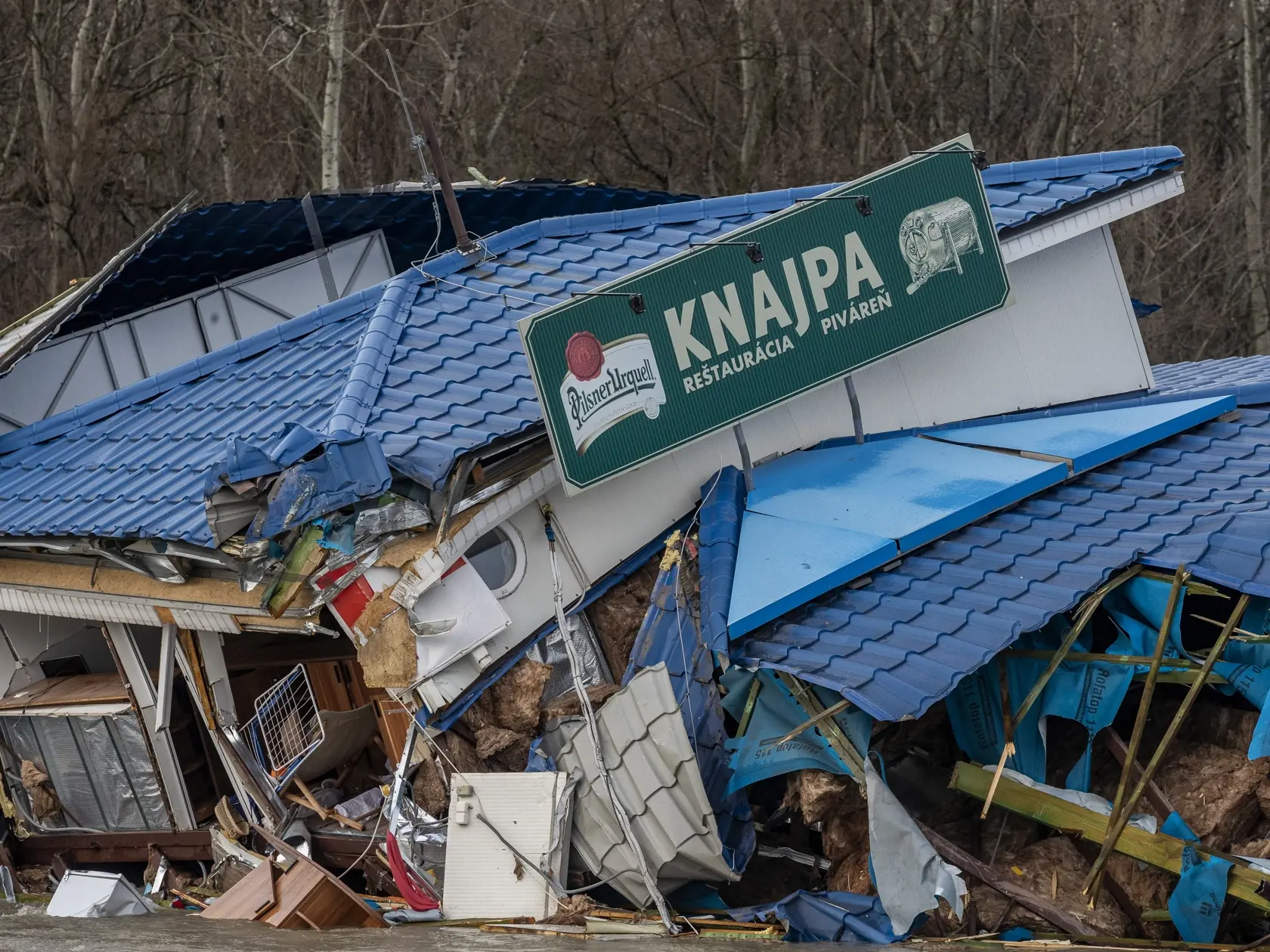 Pri bratislavskom nákupnom centre Eurovea došlo k odtrhnutiu pontónu s reštauráciou Knajpa.