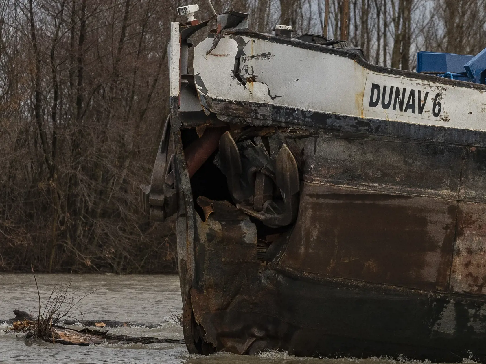 Pri bratislavskom nákupnom centre Eurovea došlo k odtrhnutiu pontónu s reštauráciou Knajpa.