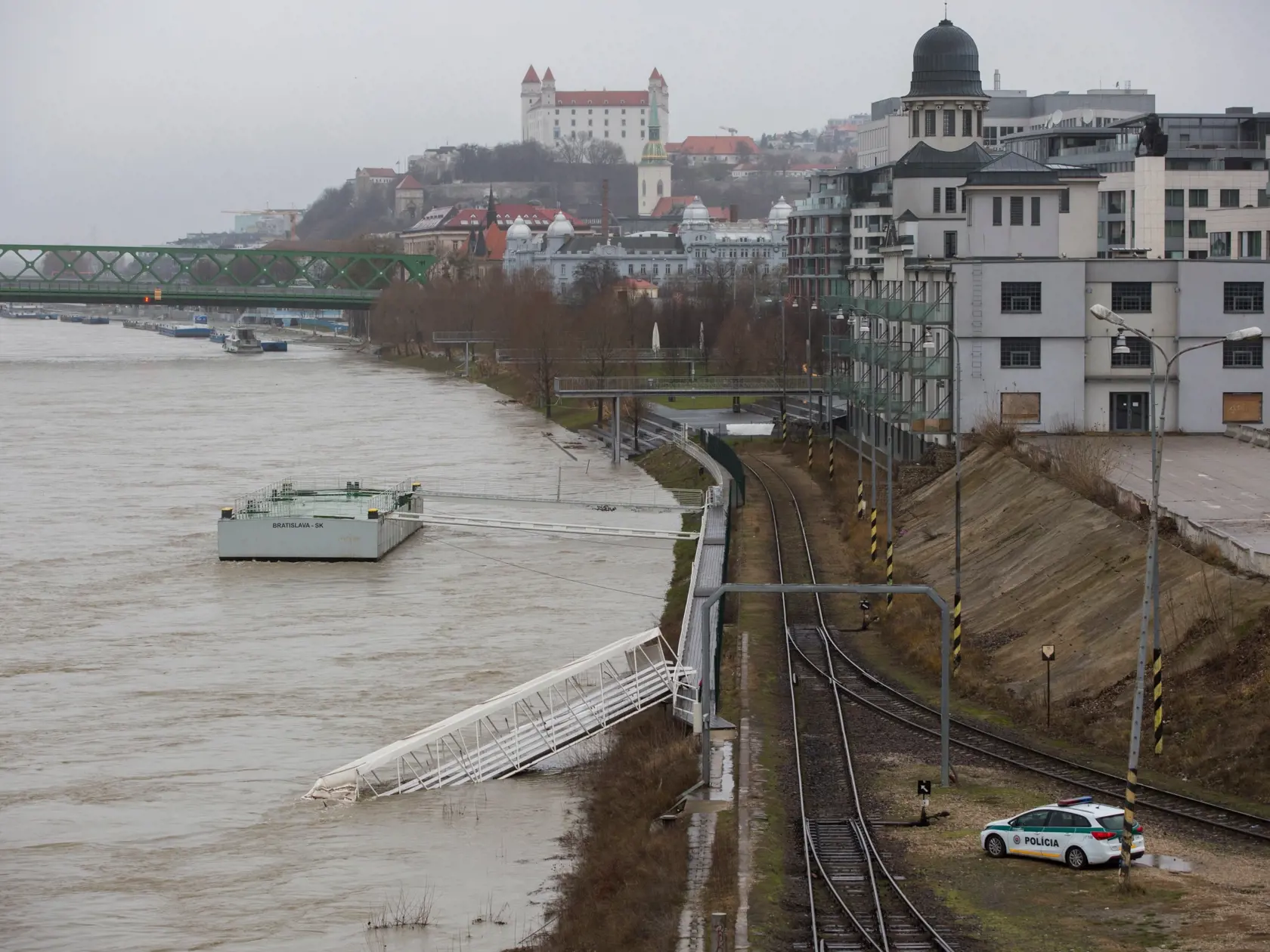 Na Dunaji v Bratislave sa v utorok odtrhol plávajúci pontón Knajpa