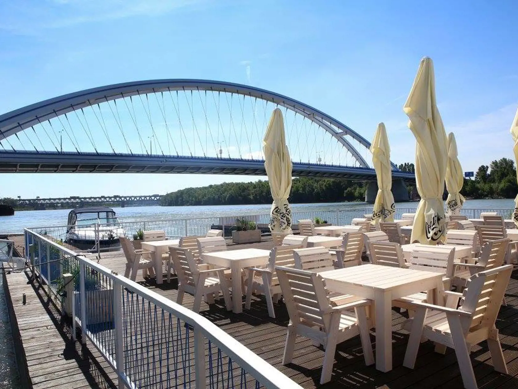 Pontón reštaurácie Knajpa na Dunaji sa odtrhol.