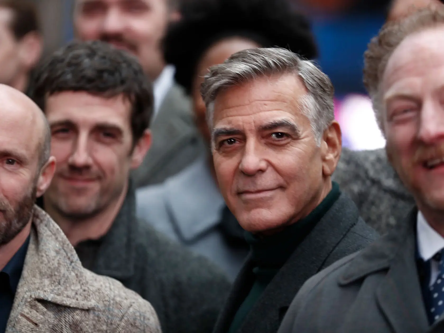 George Clooney: Roky boli jeho poznávacím znamením strieborné vlasy aj brada. 
