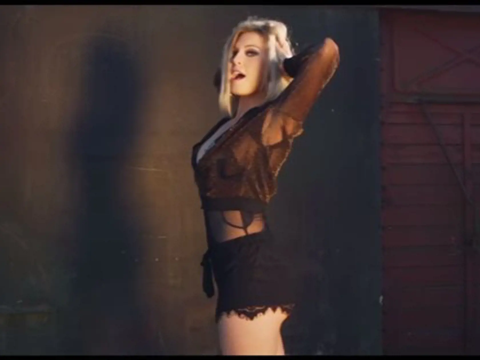 Lucia Olešová vo svojom najnovšom klipe ukazuje svoje sexi telo.