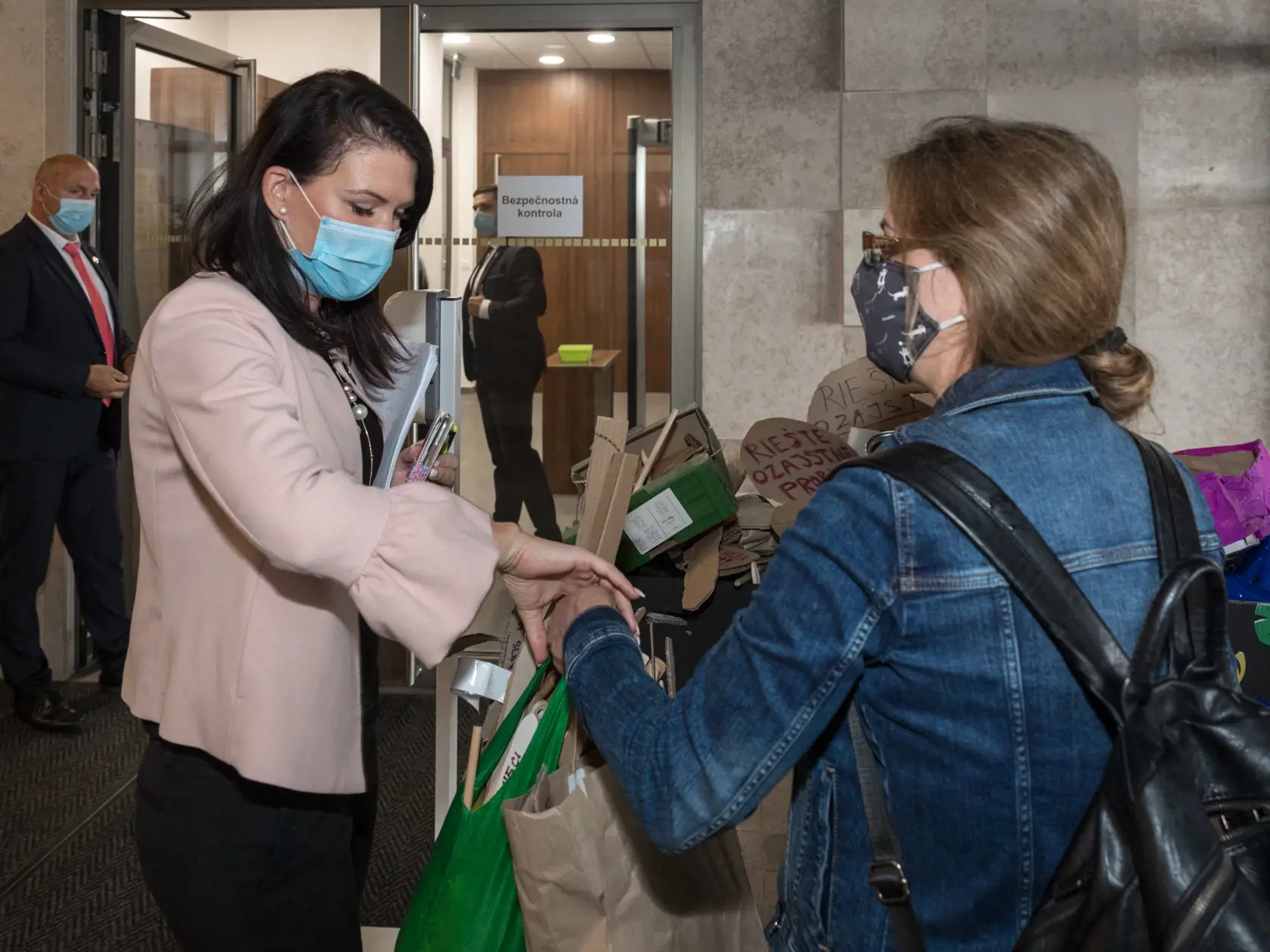 Zástupkyňe občianskej iniciatívy Nebudeme ticho doručili do podateľne Národnej rady Slovenskej republiky symbolických 1000 variech a iného domáceho náčinia, čím reagovali na pripravované zmeny ohľadne interupčného zákona. Za poslanecký klub SaS varechy prevzala poslankyňa Janka Bittó Cigániková.