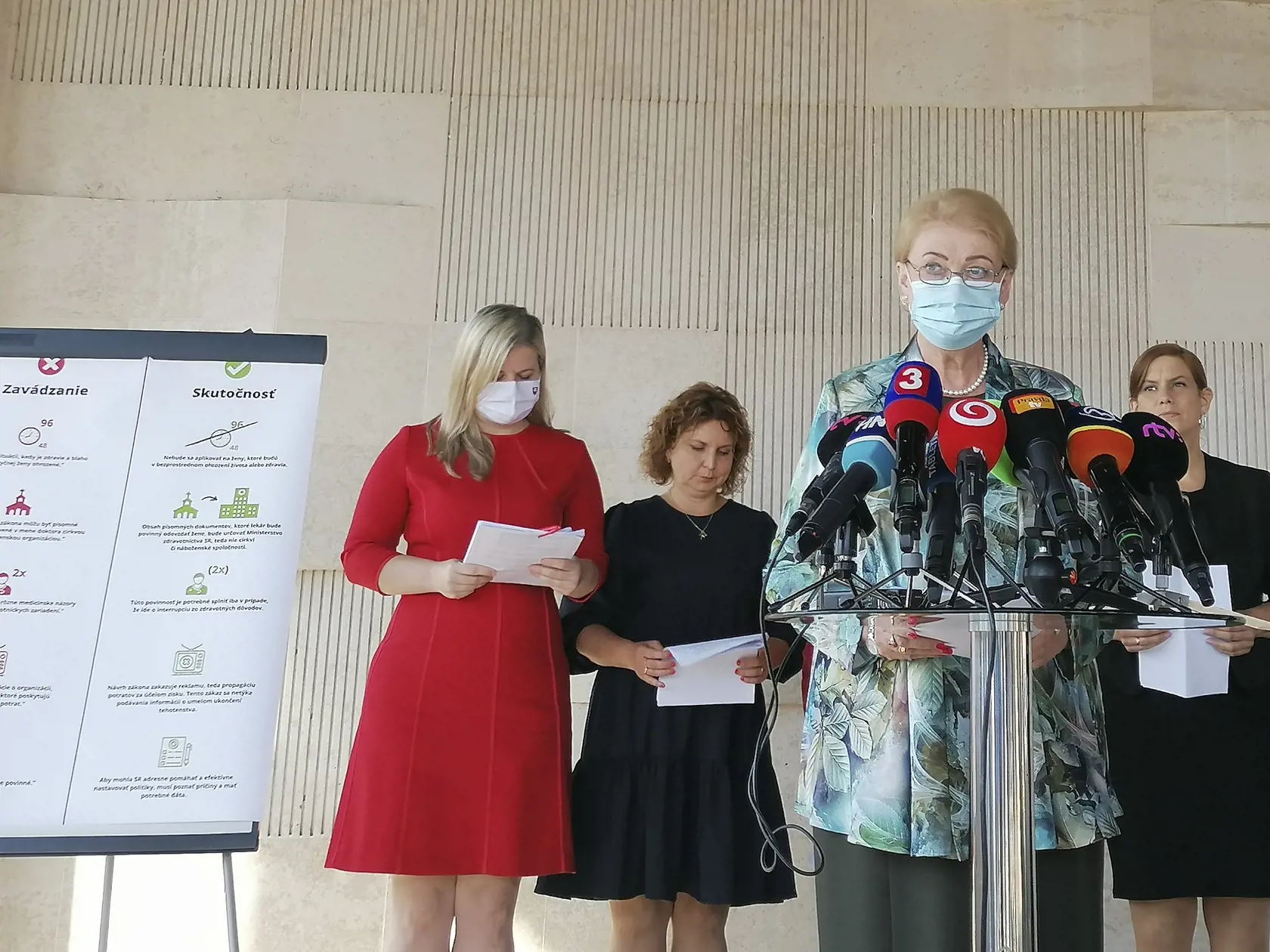 Na snímke poslankyne Národnej rady SR z Klubu OĽANO, zľava Anna Andrejuvová, Katarína Hatráková, Anna Záborská  a Lucia Drábiková počas brífingu Mýty a fakty o návrhu zákona na pomoc tehotným ženám. Bratislava, 22. septembra 2020.  FOTO TASR - Martina Kriková