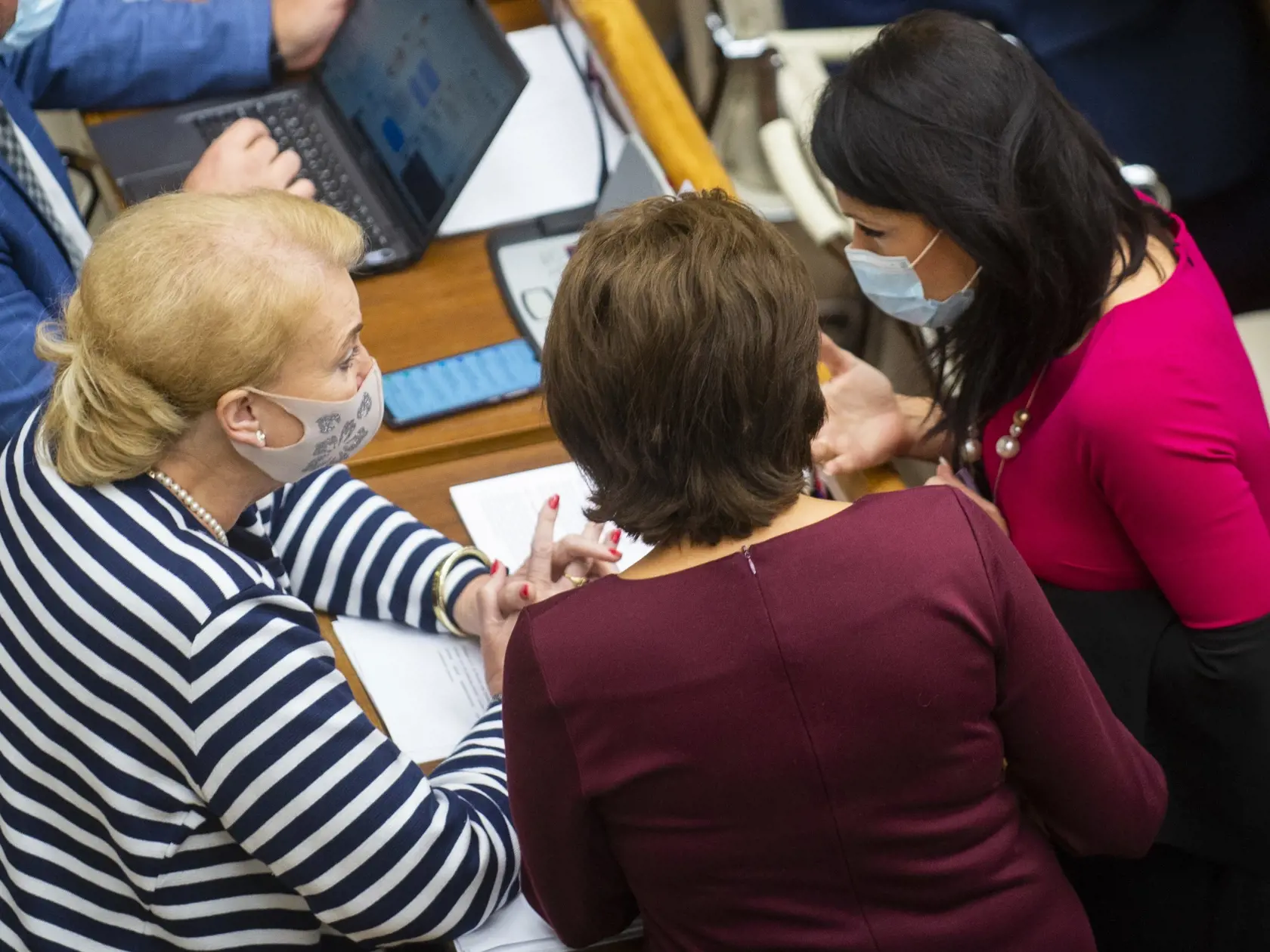 Na snímke poslankyne NR SR zľava Anna Záborská (OĽaNO), Anna Zemanová a Jana Bittó Cigániková (obe SaS) počas 12. schôdze parlamentu 30. septembra 2020 v Bratislave. Národná rada opätovne nebola uznášaniaschopná. Poslanci by mali o novele zákona o zdravotnej starostlivosti, ktorá má upraviť oblasť potratov, definitívne rozhodnúť. FOTO TASR - Jakub Kotian
