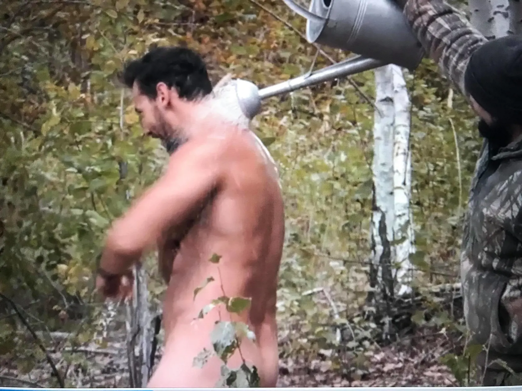 Model Michal Gajdošech sa ukázal celkom nahý. Popri sprchovaní však zdvihol nohu a ukázal aj to, čo nechcel...