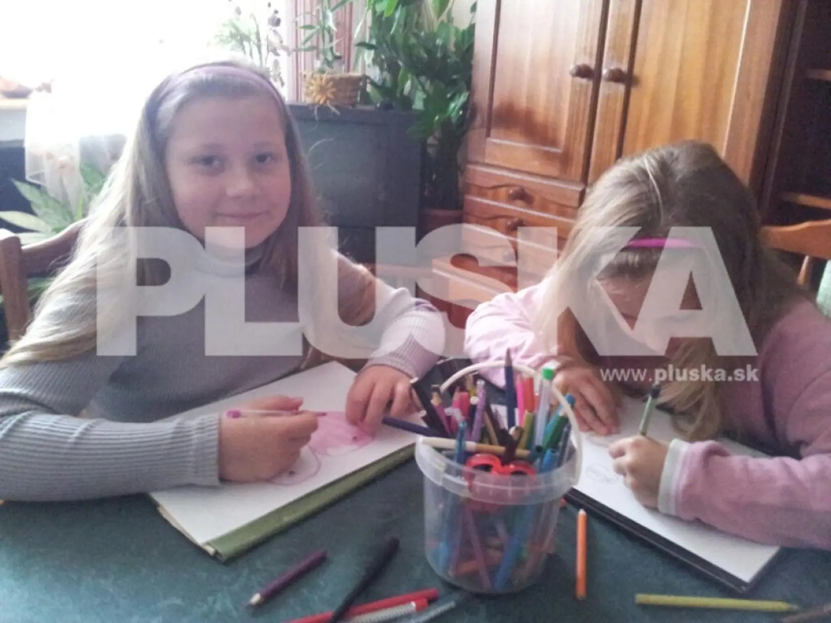 Alexandra (9) a Viktória (8) pár hodín po smrti nakreslili svojmu ockovi obrázky do neba. V tom čase si tragédiu ešte poriadne neuvedomovali a stále čakali, kedy príde domov. Dnes, keď sú už stredoškoláčky, je pre nich spomienka na tragédiu psychicky ťažká.