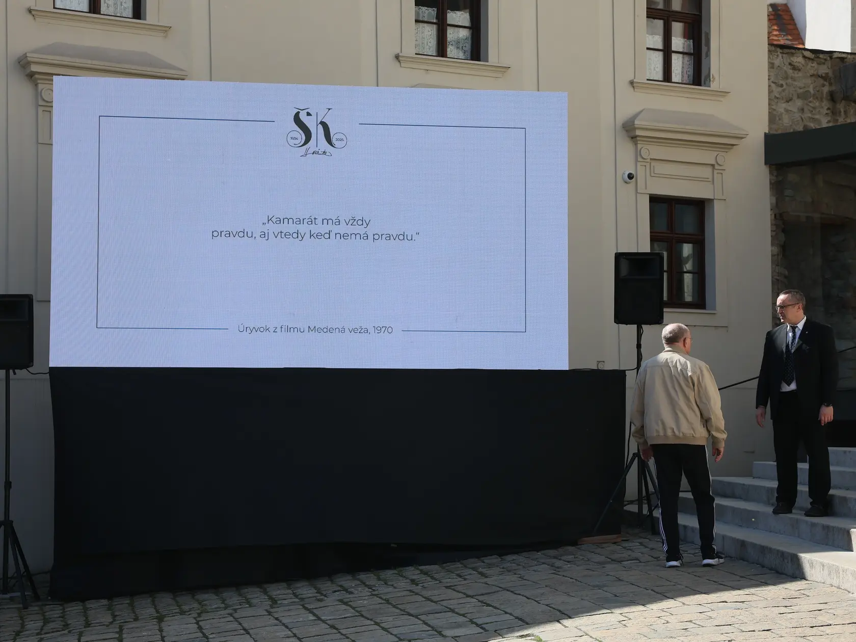 Posledná rozlúčka s hercom Štefanom Kvietikom († 90) v Katedrále sv. Martina v Bratislave. Pred kostolom je citát z kultovky Medená veža. 