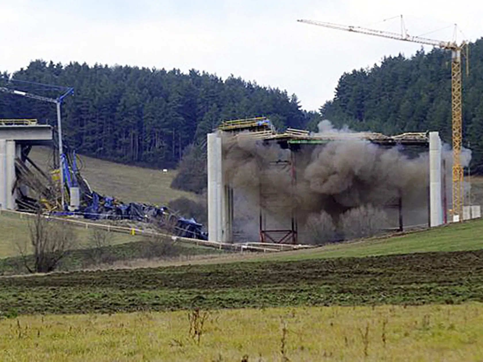 Zvyšky poškodeného poľa zlikvidovali pyrotechnici.