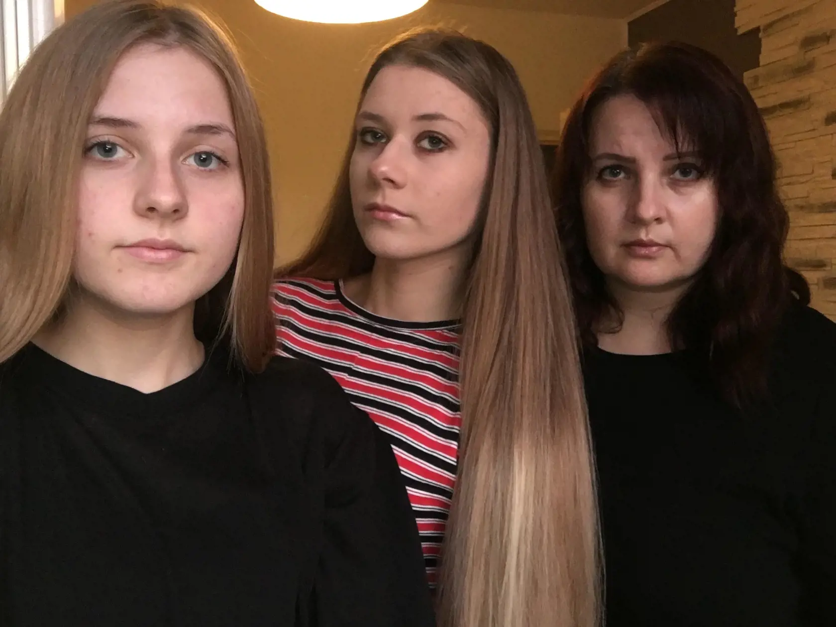 Dievčatám otec chýba, zomrel keď mali 7 a 8 rokov. Dnes obe študujú zdravotnícke odbory, jedna na vysokej škole, druhá tento roka maturuje. Staršia sa túži stať lekárkou.Ich úspechy sú potechou pre Luciinu ubolenú dušu. Teší ju, že dievčatá sú šikovné.