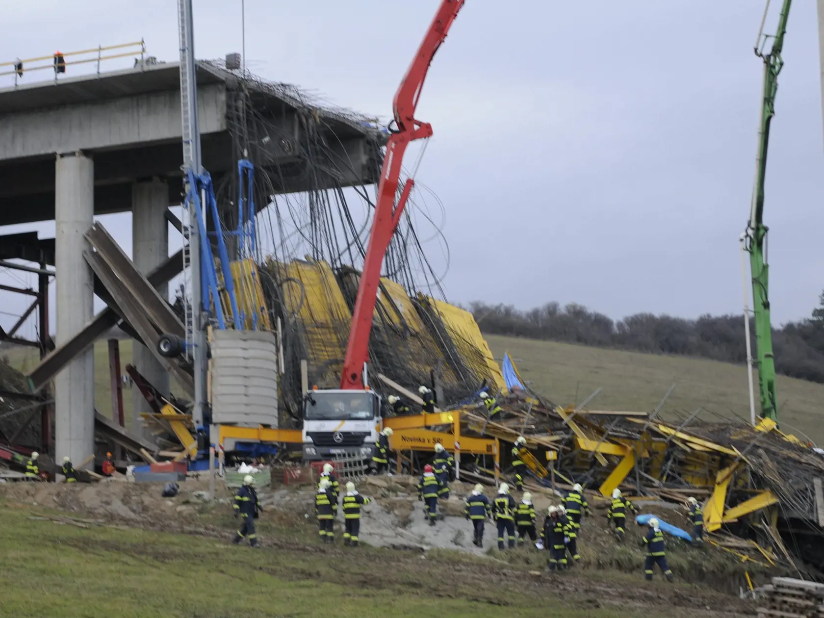 Pri obci Kurimany, okr. Levoča, sa 2. novembra 2012  okolo 14.30 h. zrútil most vo výstavbe. Podľa doterajších informácií si udalosť vyžiadala jedného mŕtveho. Okolo 15 ľudí má byť zranených. FOTO TASR - Oliver Ondráš 
 
