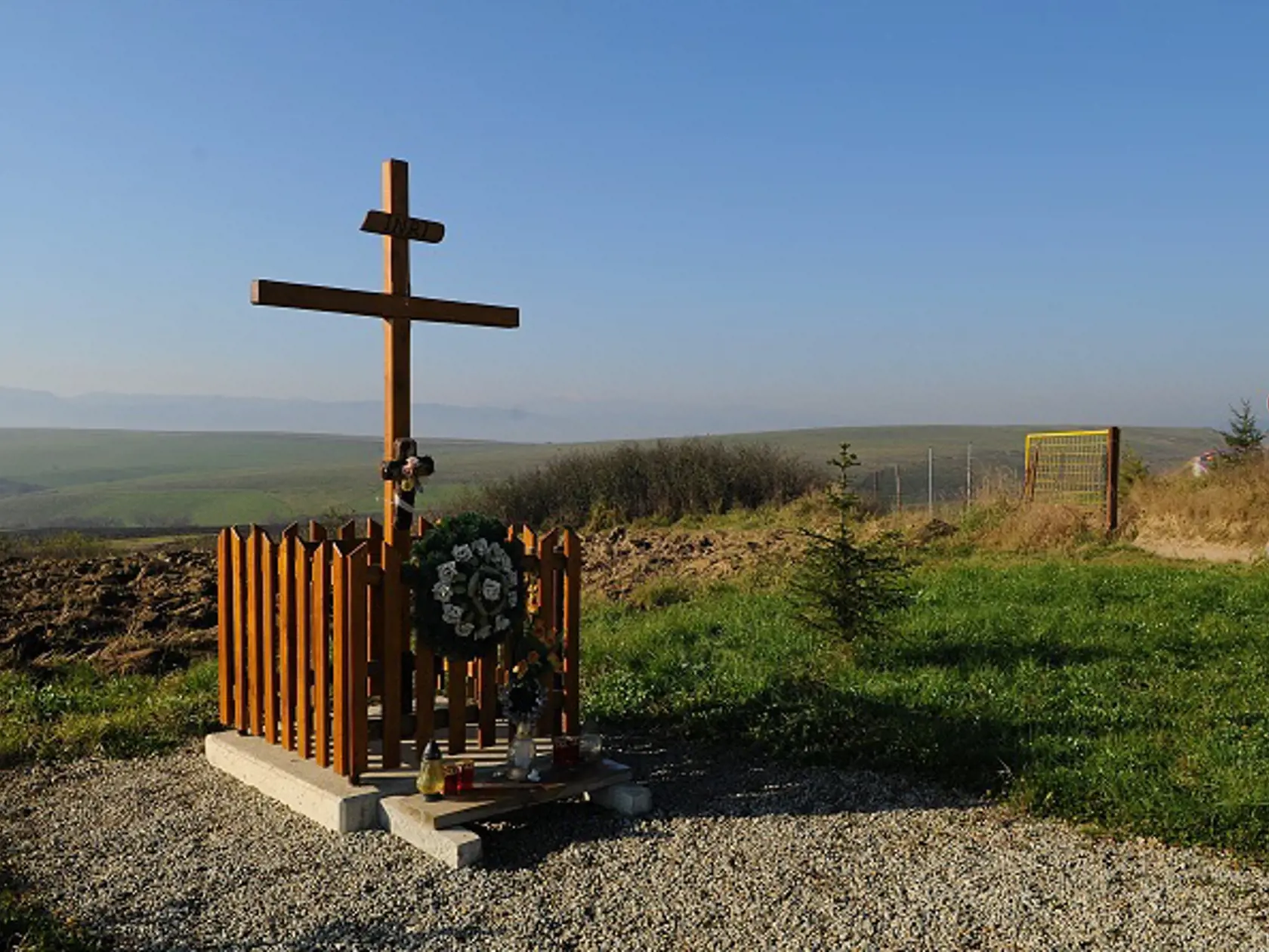 Na snímke pamätný kríž obetiam pádu mosta pri diaľnici D1 pri obci Kurimany v okrese Levoča 31. októbra 2014. FOTO TASR - Oliver Ondráš