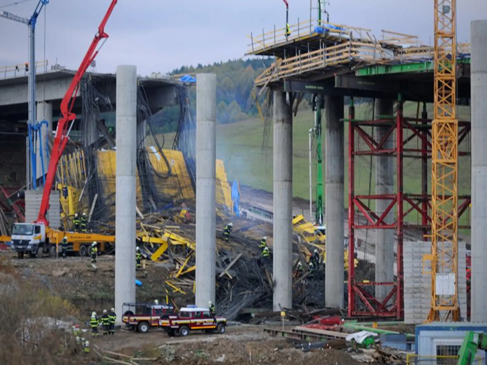 Kurimany: Diaľničný most sa zrútil v novembri 2012. Nevydržala štíhla podperná konštrukcia. Zomreli štyria ľudia.