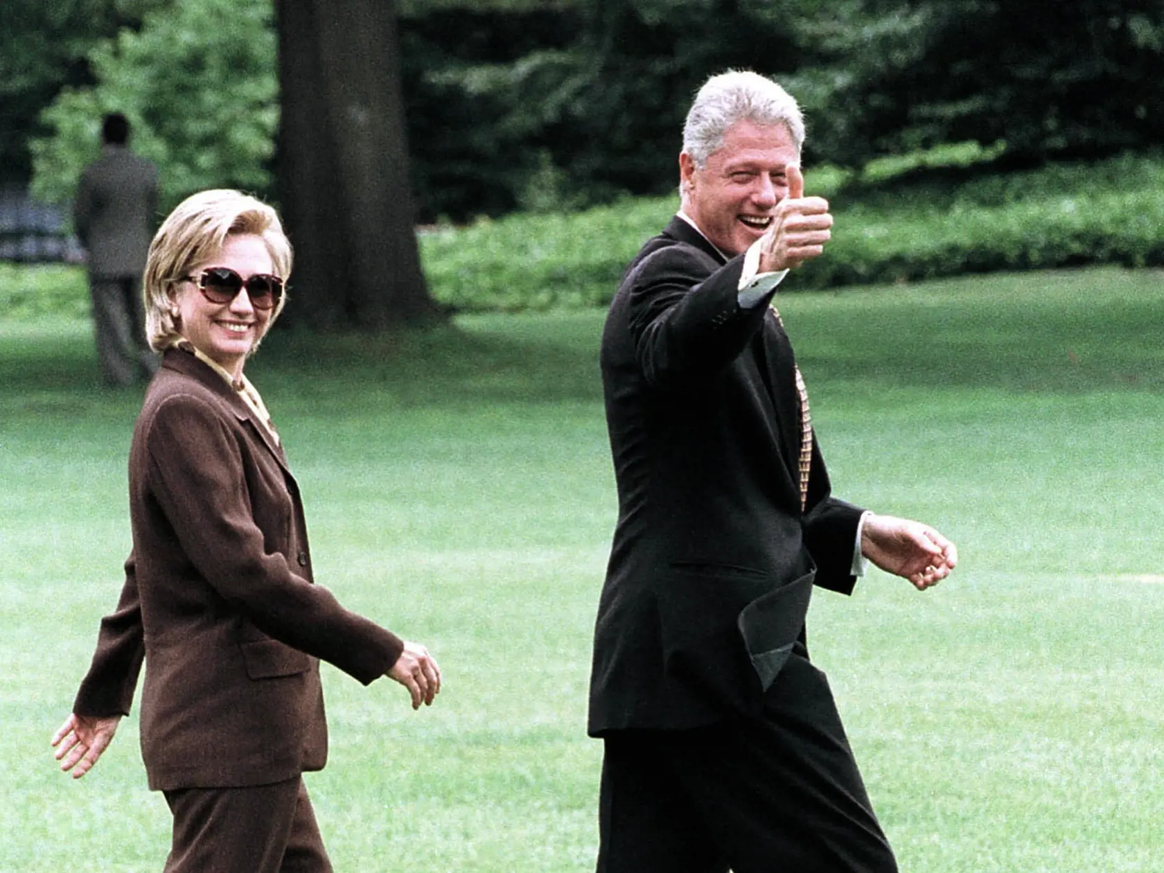 Mladá, pracovitá a všestranná stážistka Monica Lewinsky bola prijatá do Biele Domu ako stážistka v roku 1995. Hoci jej pracovná funkcia bola nevýrazná, vtedajší americký prezident Bill Clinton si ju všimol a ich románik trval údajne niekoľko rokov.