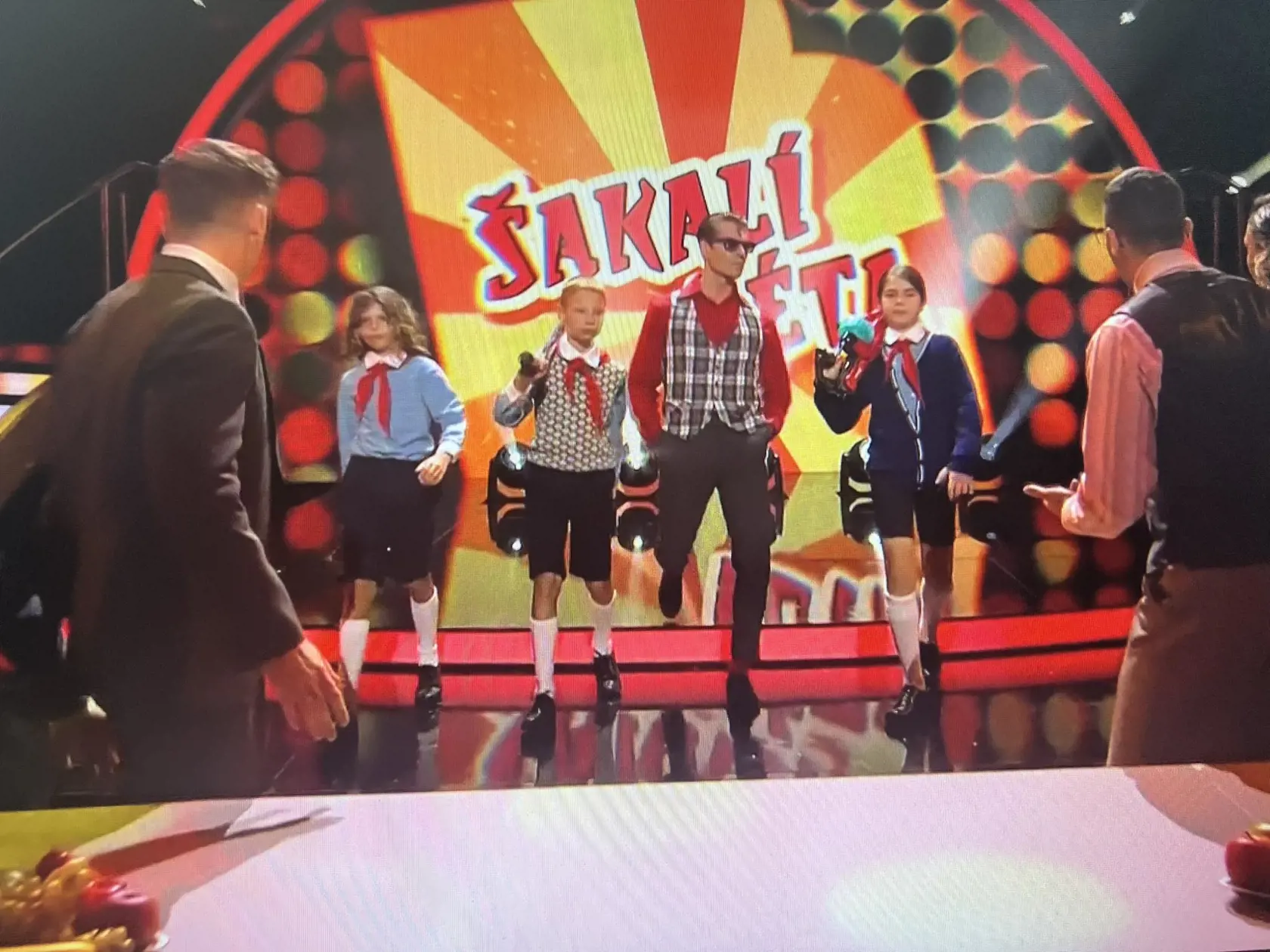 Ďurianovej syn Romanko, s dlhšími vlasmi, mal na sebe pioniersku rovnošatu.