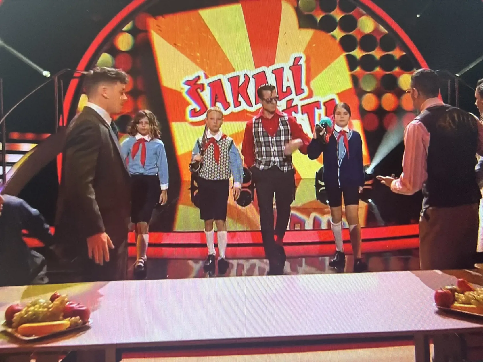 Ďurianovej syn Romanko, s dlhšími vlasmi, mal na sebe pioniersku rovnošatu.