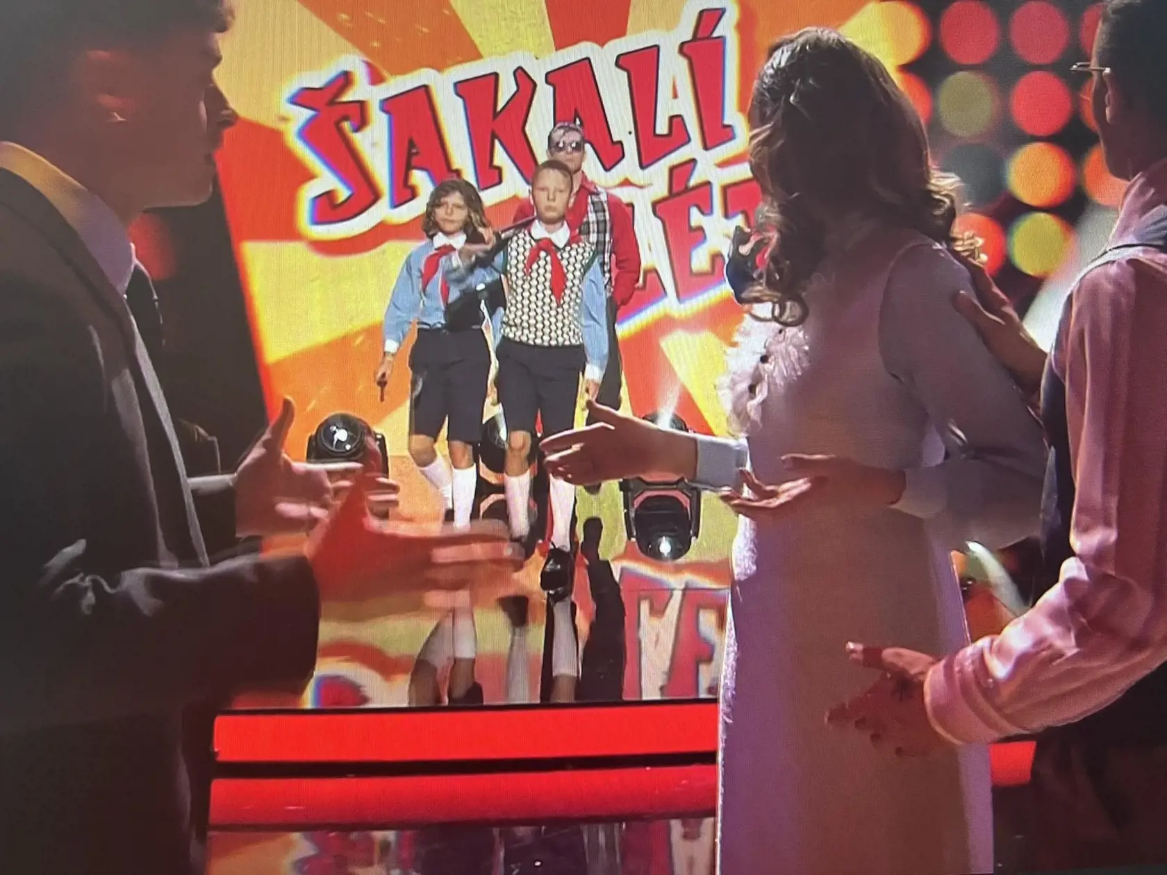 Ďurianovej syn Romanko, s dlhšími vlasmi, mal na sebe pioniersku rovnošatu.
