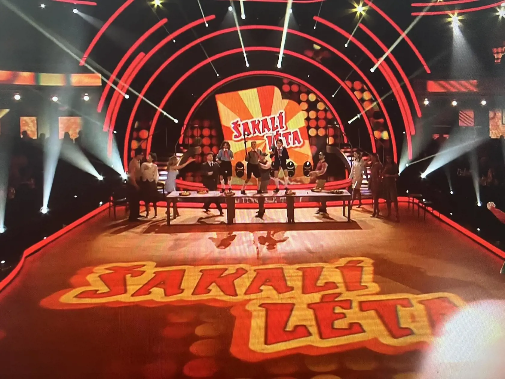 Ďurianovej syn Romanko, s dlhšími vlasmi, mal na sebe pioniersku rovnošatu.